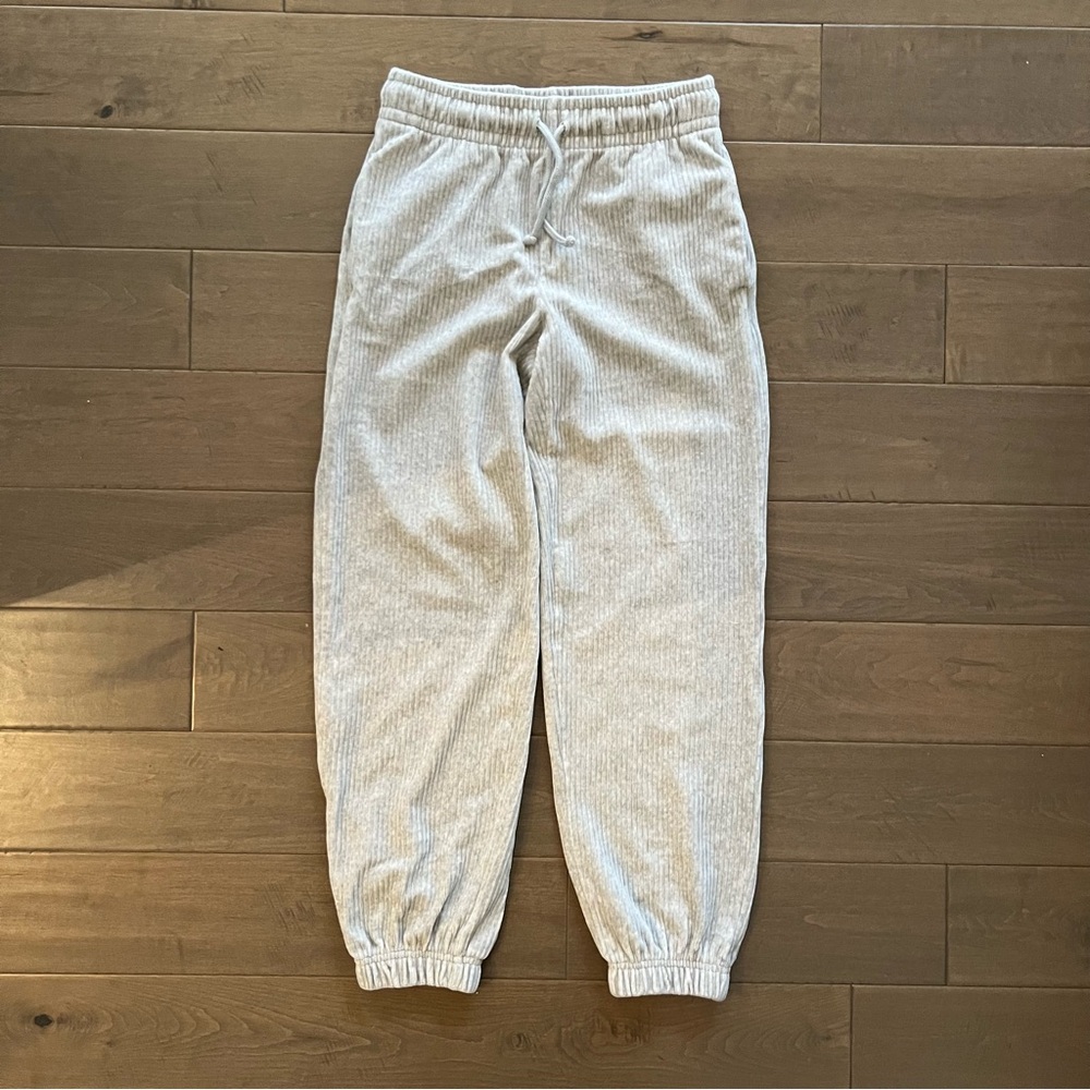 Aritzia Wilfred Free Vesa Jogger in Heather Light Grey